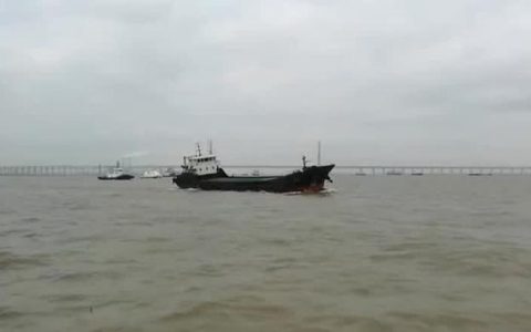 南通海事局：货船形迹可疑 涉嫌走私白糖被截获