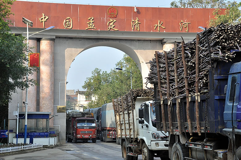 2月11日讯 深夜十二点,云南孟定清水河口岸依旧灯火通明,昆明海关所属