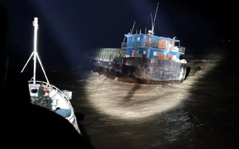 走私白糖故意撞击中国海警巡逻舰后疯狂逃逸 被强行跳帮控制