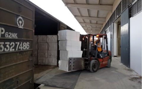 云南大临铁路开通 首开货运业务 白糖等运输费用大大降低