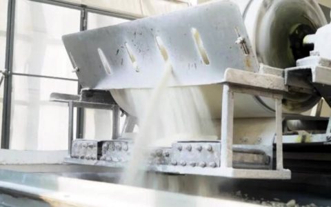 云南景谷：一根甘蔗“吃干榨净” 节本降耗增效益