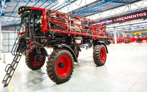 巴西Avola甘蔗自走式喷雾机简介